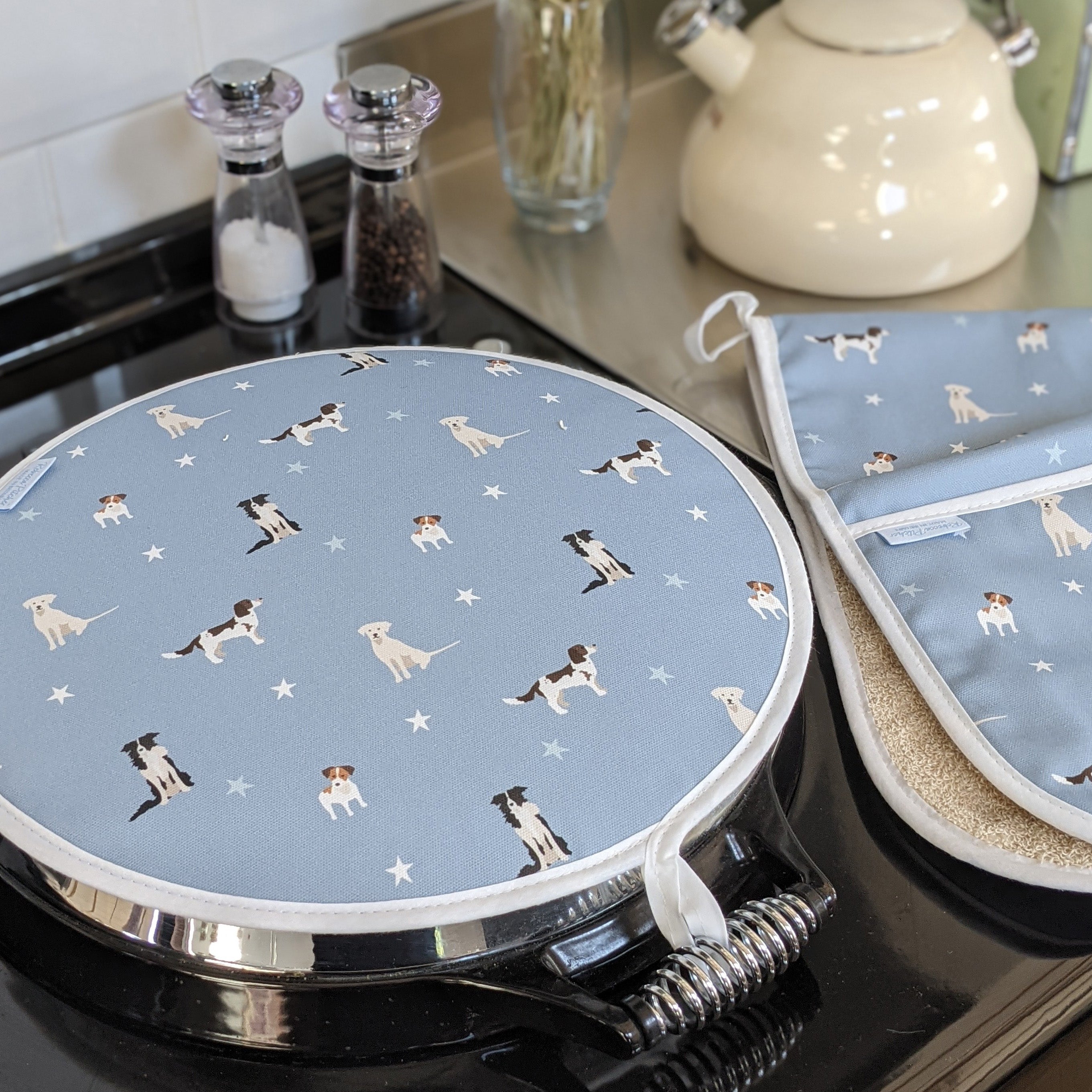 Blue Dogs Round Hob Cover and Ovengloves