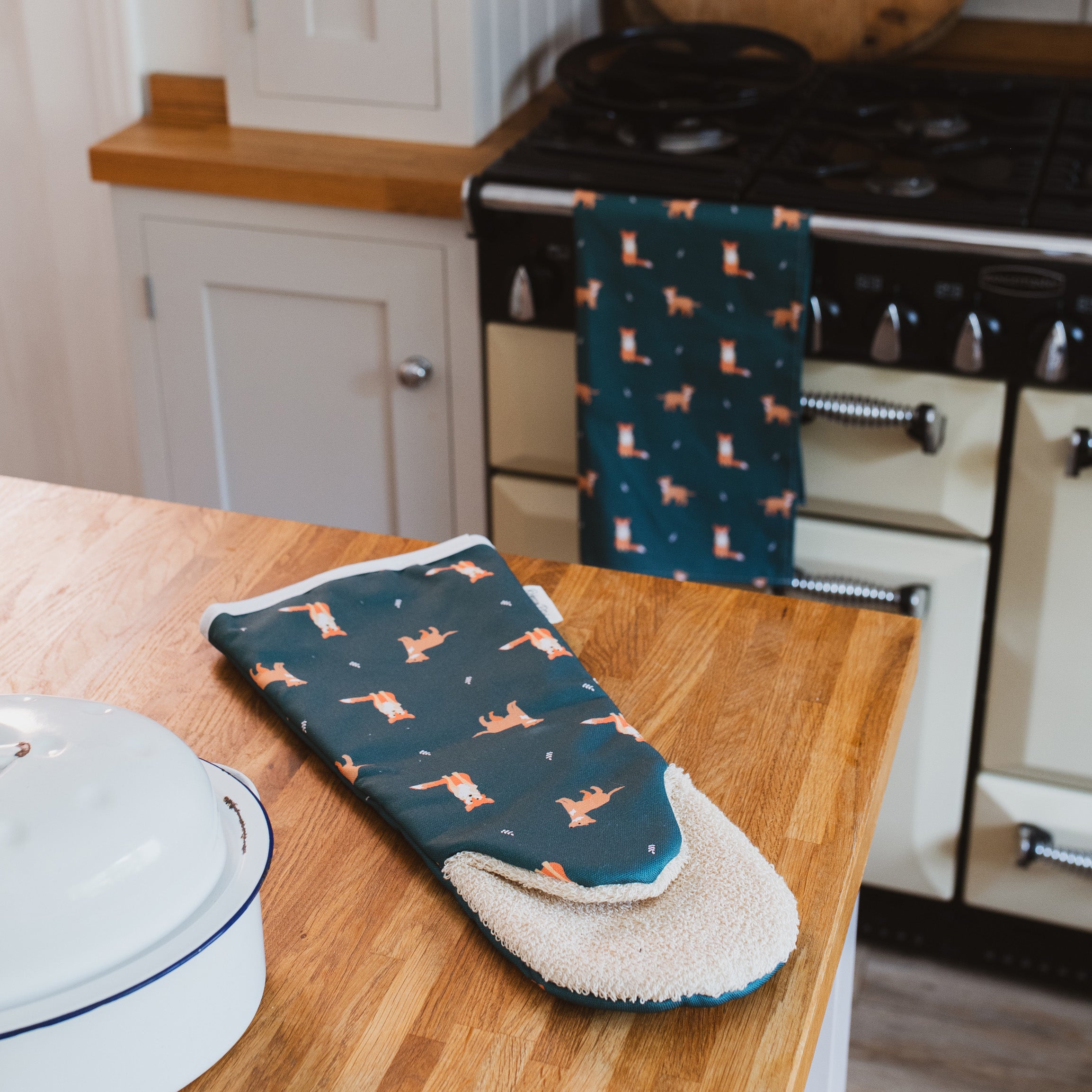 Green Fox Tea Towel and Gauntlet