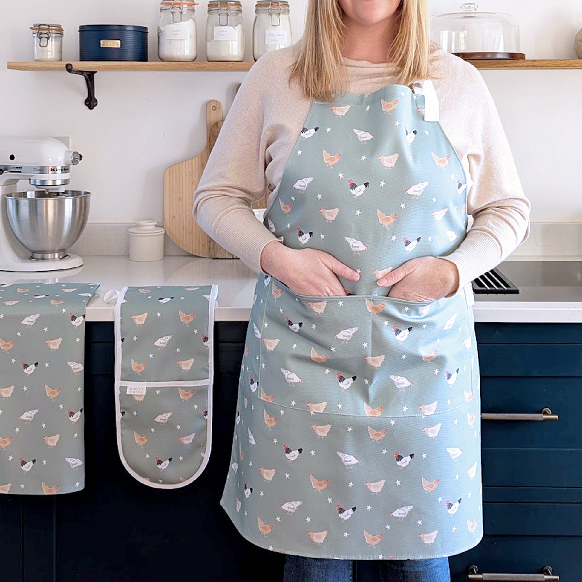 Green chicken design apron with matching ovengloves and tea towel