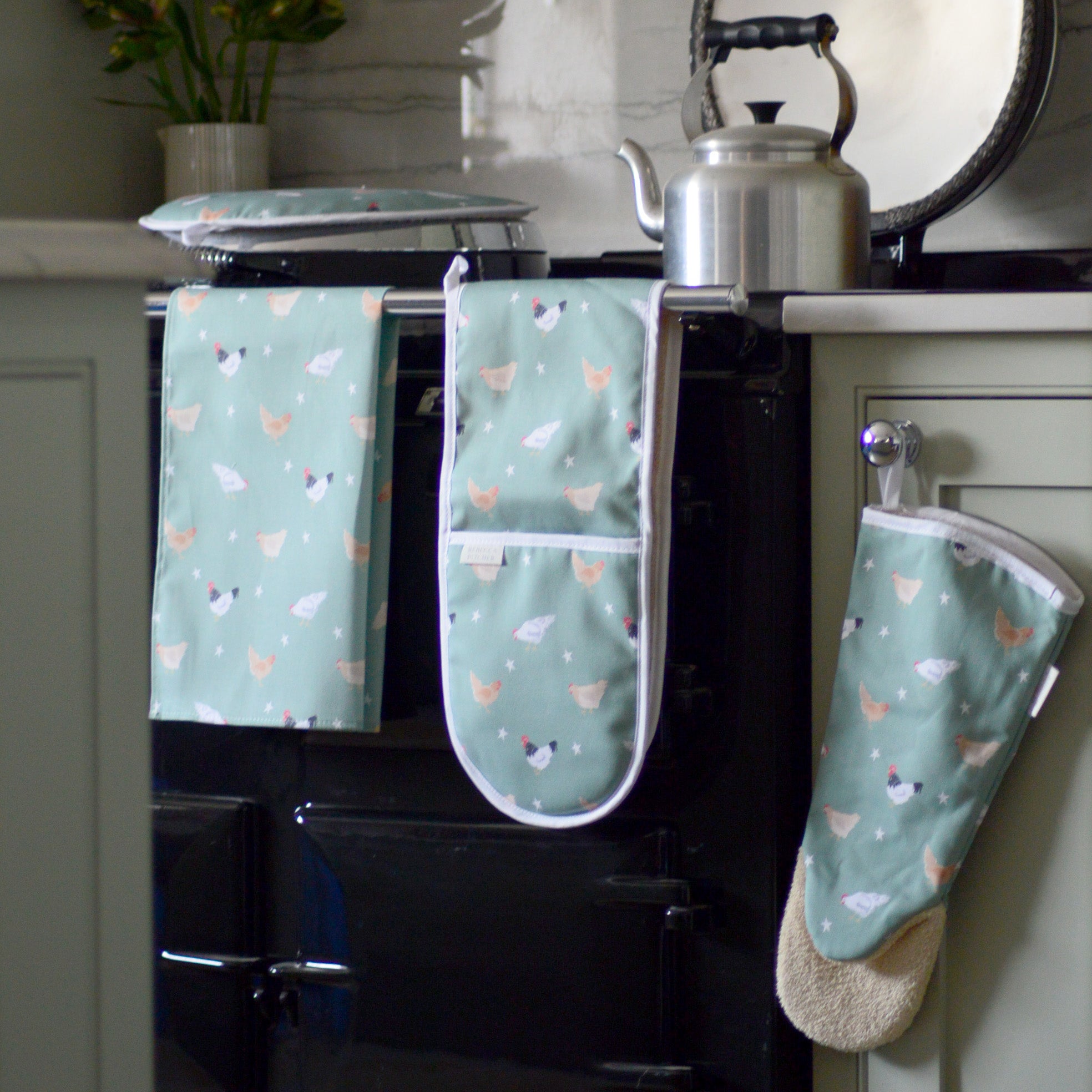 Green Chickens Round Hob Cover and Oven Gloves