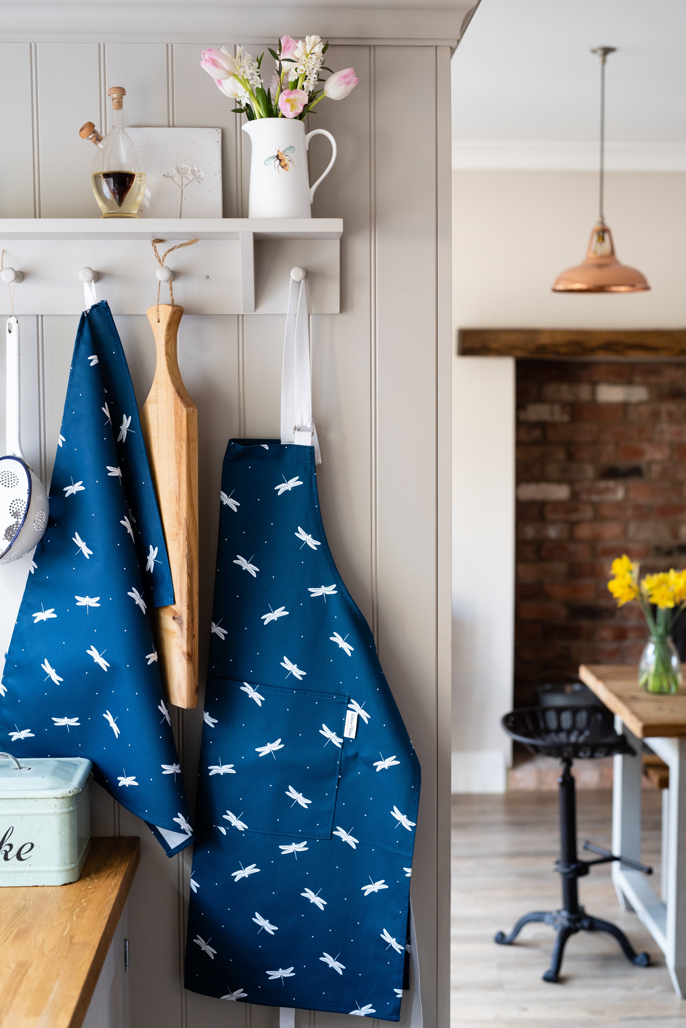Country kitche navy blue dragonfly apron and tea towel