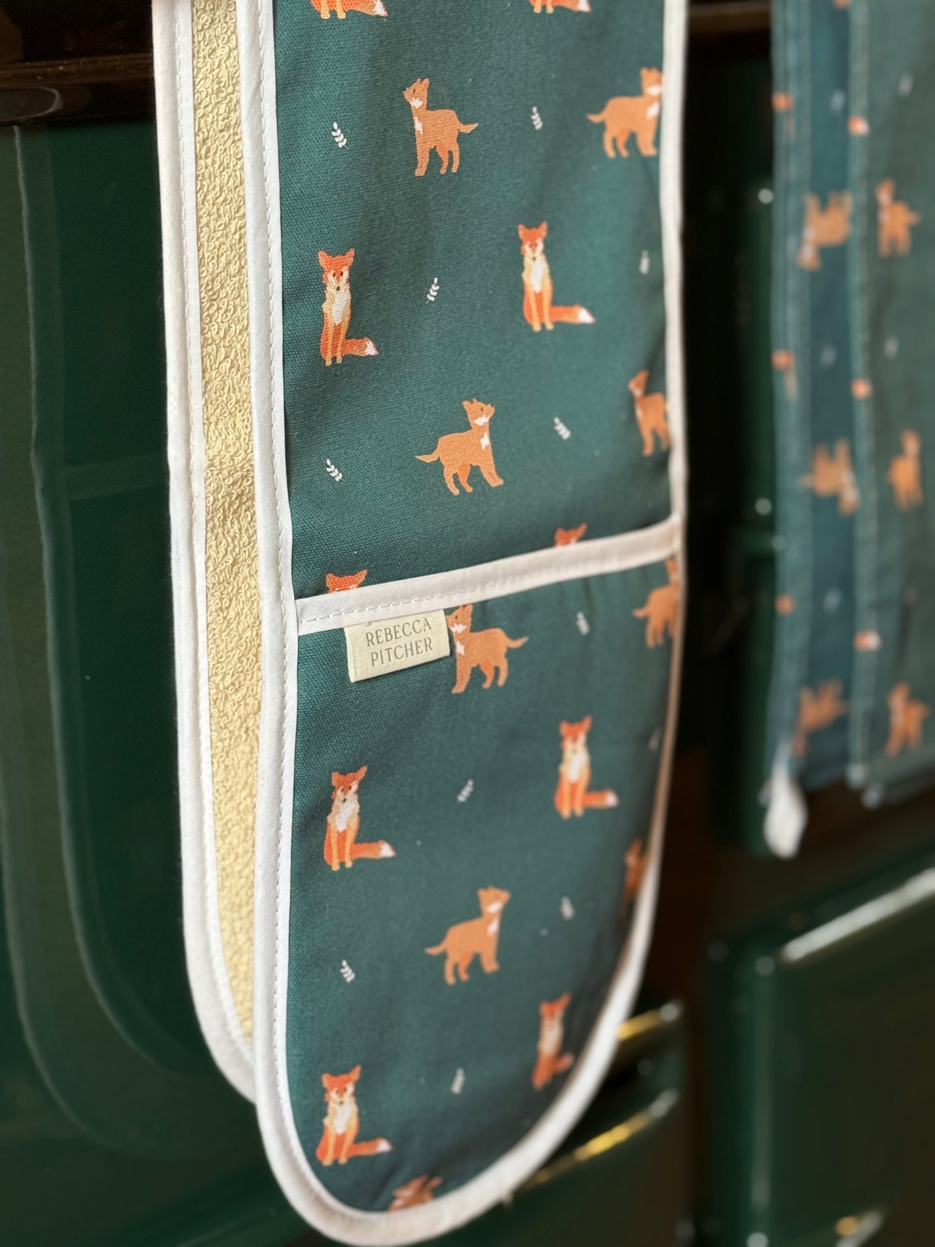 Oven mitt with fox pattern on a green background