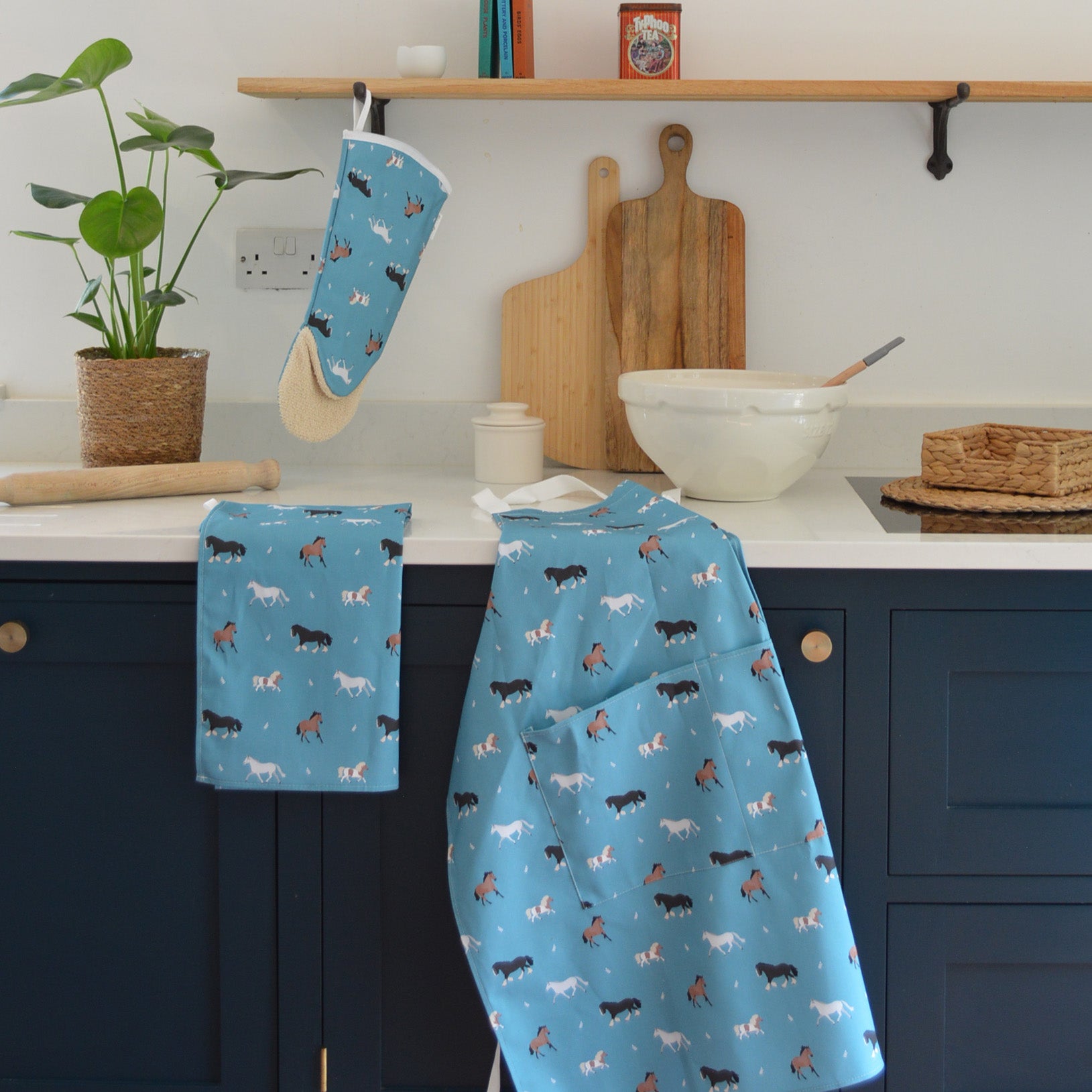 Horse Kitchen Apron Gauntlet and Tea Towel