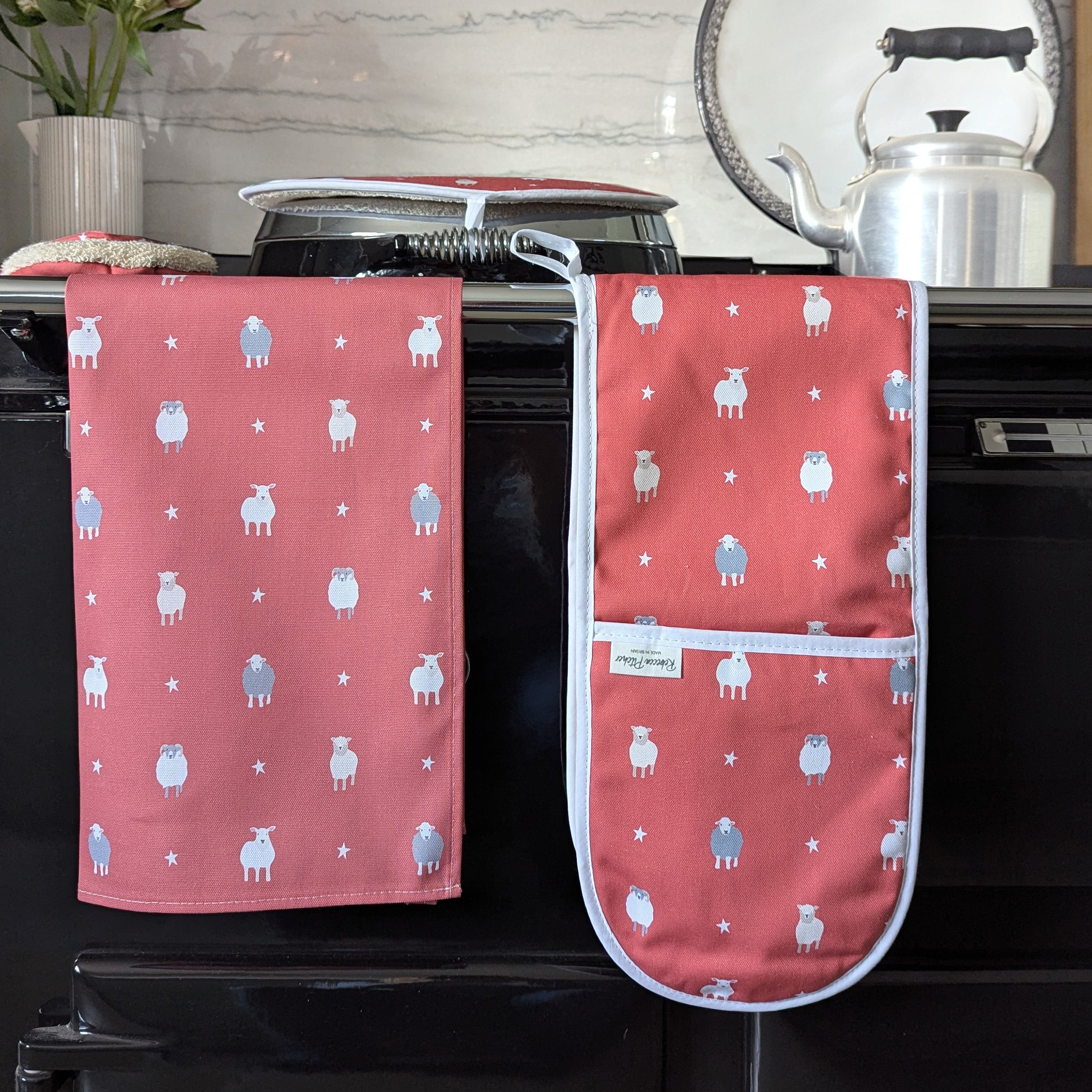 Red Sheep design kitchen linens, hob cover, ovengloves and tea towel