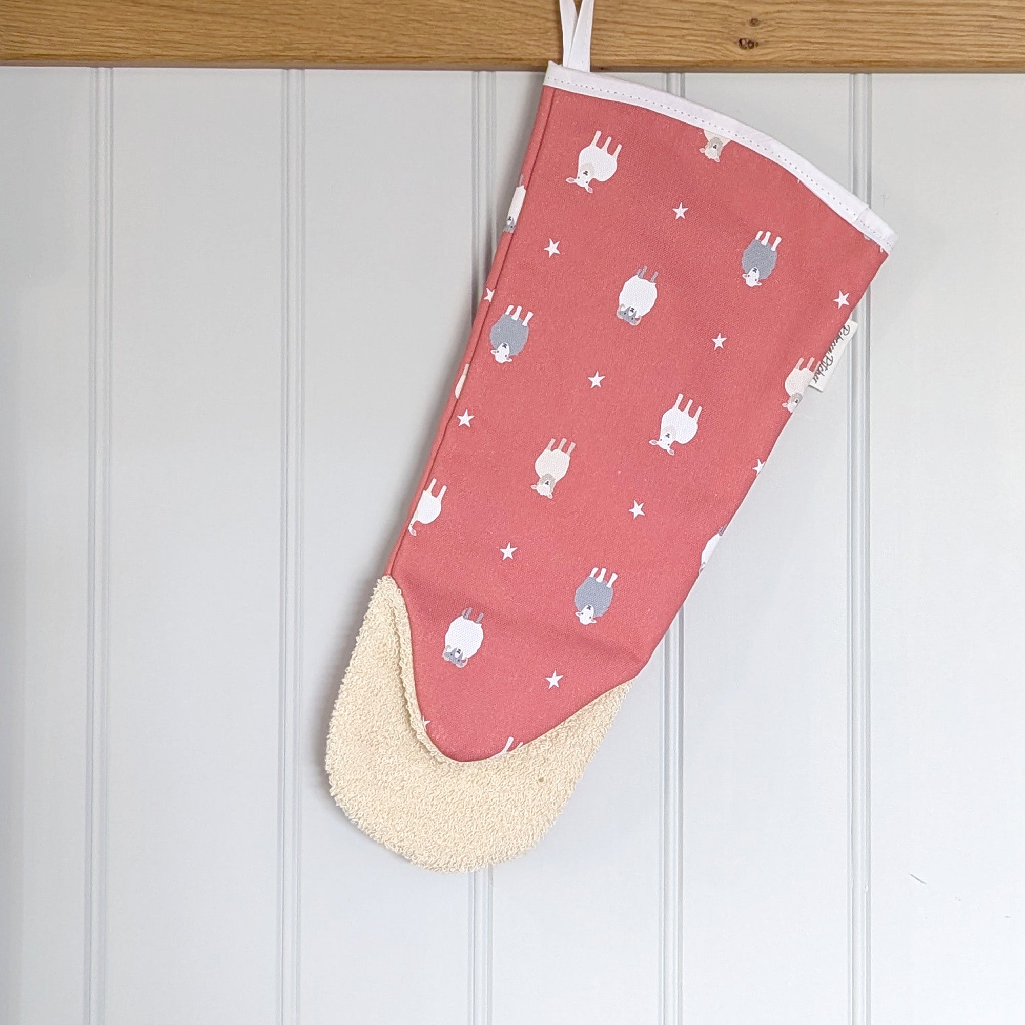 Red sheep design oven gauntlet