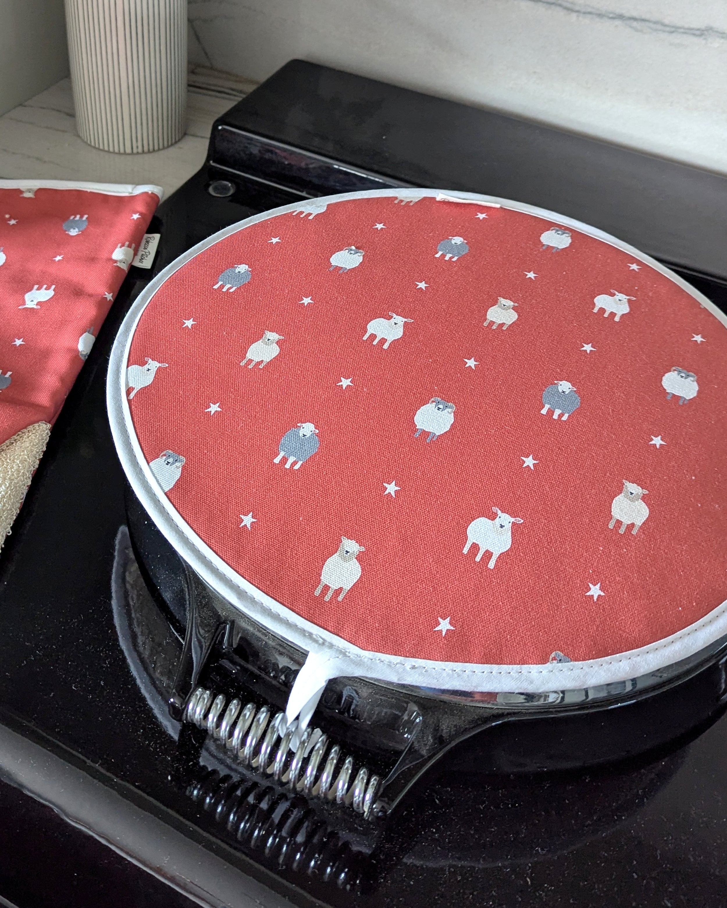 red sheep pattern hob cover on a range cooker